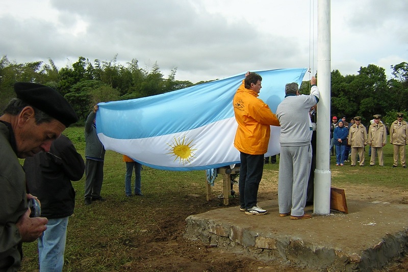 Izamiento de la bandera de Apipe por primera vez