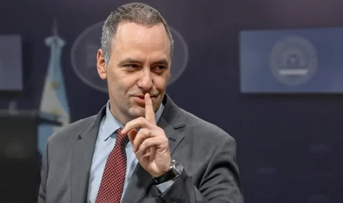 Adorni miente