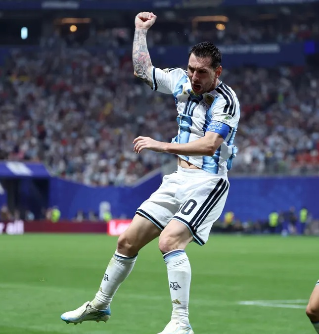 Festejo de Messi a lo Maradona